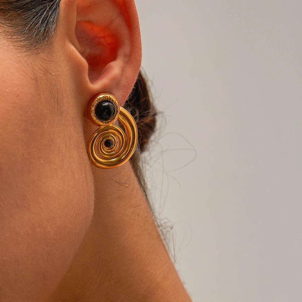 Brinco Espiral Dourado com Pedra Ônix